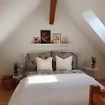Charmante Maisonnette-dachgeschosswohnung In Zentraler Lage شقة